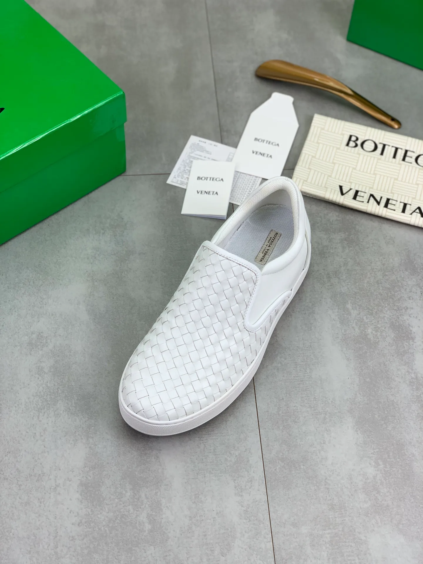 Factory price P720 💰Top quality💎💎💎 BOTTEGA VENETA official website synchronous couple👫The latest top version of the highest version of BV high-top casual shoes in the market, accept material comparison, shoe type comparison, process comparison, practical and textured, versatile, suitable for any occasion, the more you look at it, the more flavorful it becomes. Pure hand-woven craftsmanship - upper material, imported original woven calfskin - high-quality water-dyed cowhide inside - original private model customized outsole -Size: male 39-44 (customized 38 45 46) female 35-39 (customized 34 40 41) Comes with original BV green box, complete packaging.